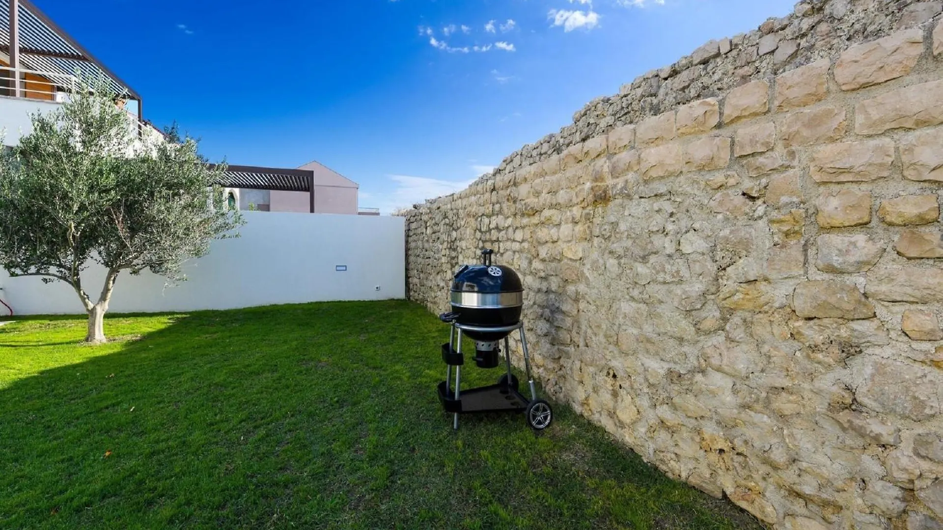 Modern Villa In Nin With Terrace