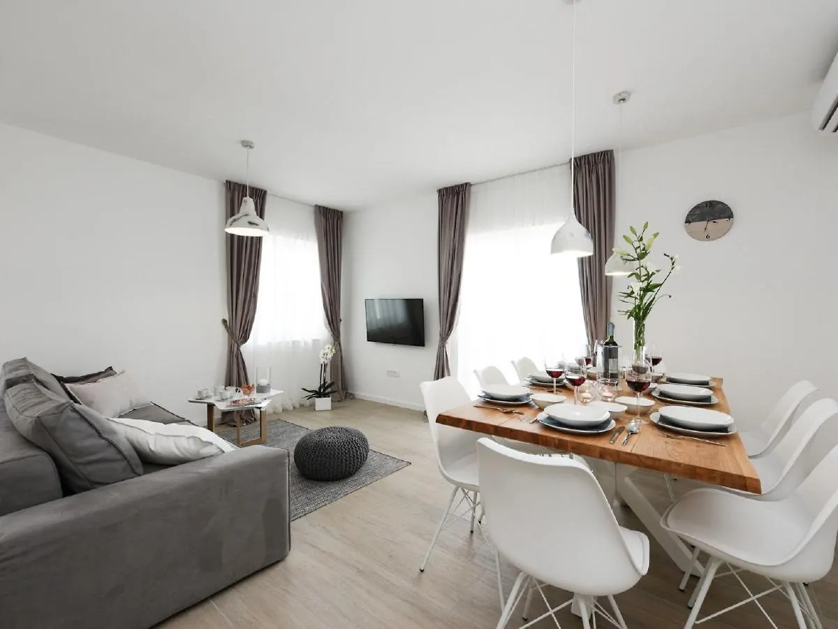 Modern Villa In Nin With Terrace