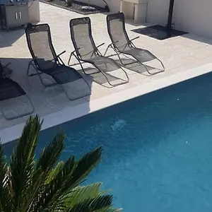 Villa Maris, Nin