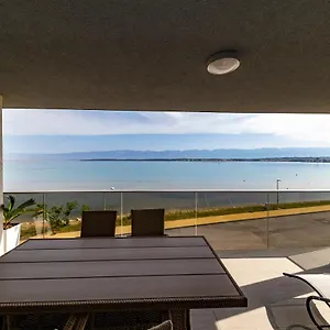 Apartman Golden, Nin