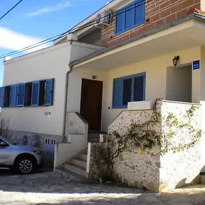 Apartman Maria, Nin