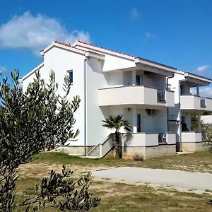 Apartman Anzotika, Nin